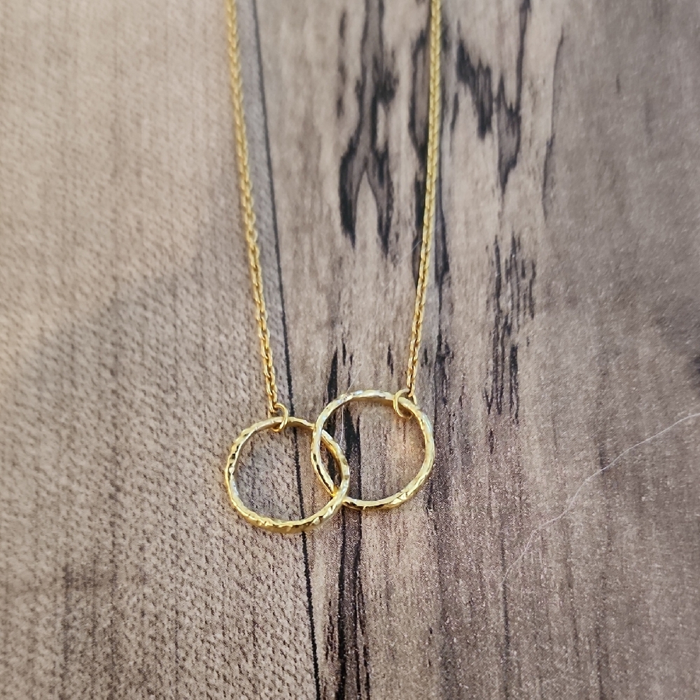 Elegant Gold Interlocking Circle Necklace